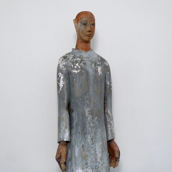 Anima, Carlos Zapata 2020.
Polychrome wood and textiles, 95 cm high.
