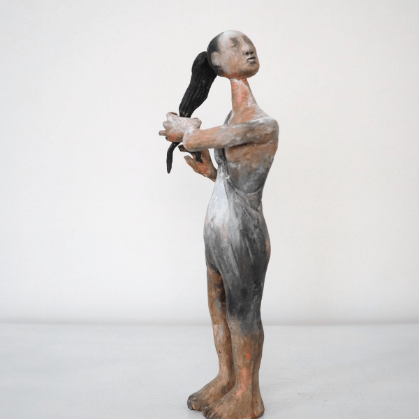 Girl, Carlos Zapata 2021.
Polychrome wood, 32cm high.