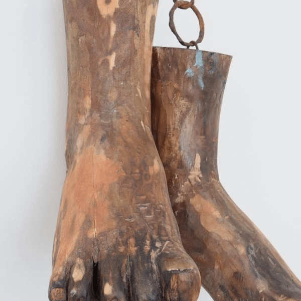 Slave, Carlos Zapata 2022.
Polychrome wood and steel, 120cm high.